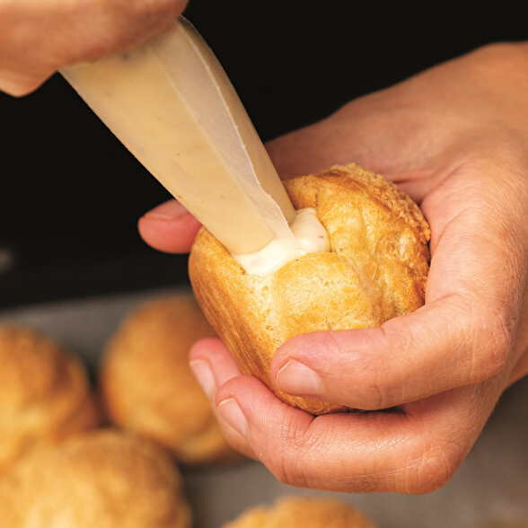 Yaban Mersinli Profiterol Kreması
