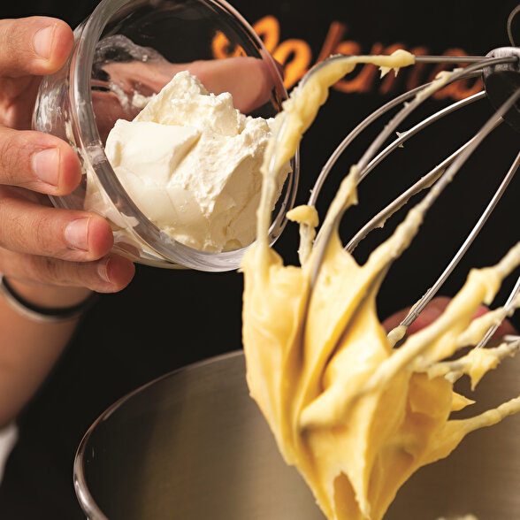 Yaban Mersinli Profiterol Kreması