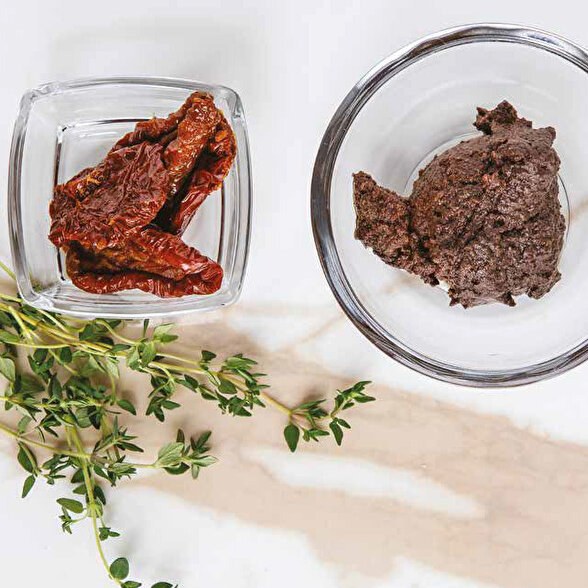 Zeytin Ezmeli Kekikli Kuru Domatesli Kruvasan