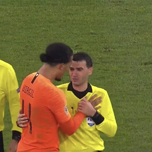 Maç sonunda ağlayan hakemi futbolcu teselli etti