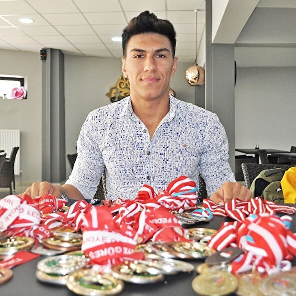 17 yaşında 100 madalyası var