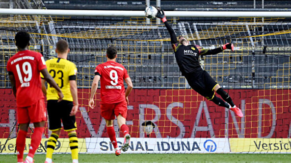 Bundesliga derbisinde yere tüküren futbolcuya hakemden korona uyarısı