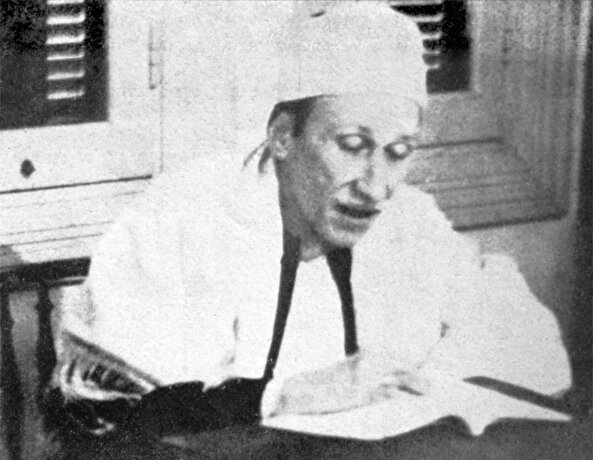 Avrupa'dan İslâm dünyasına doğru seyreden birçok ihtida hikâyesini barındıran Gelenekselci Ekol