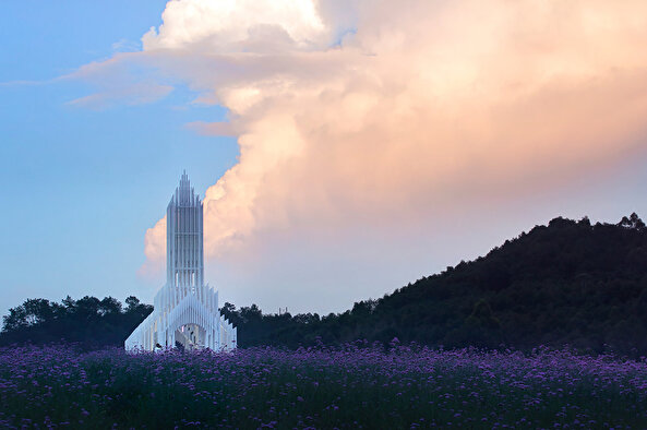 Lavantalar arasındaki şeffaf yapı: Çin-Fransız Bilim Parkı Kilisesi