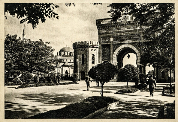 İstanbul’daki kapılarda zafer takı izleri bugün hâlâ hangi örneklerde karşımıza çıkıyor?