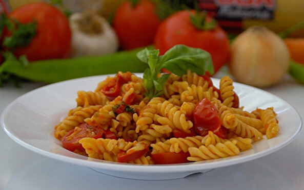 Akşam ezik domateslerle lezzetli domatesli makarna nasıl yapılır?