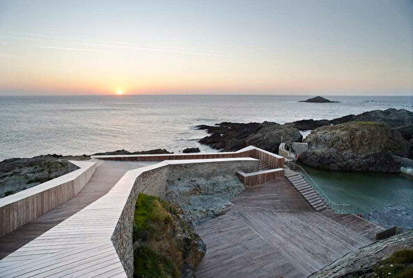 Deniz ürünleri çiftliğinin yüzme havuzuna dönüşümü