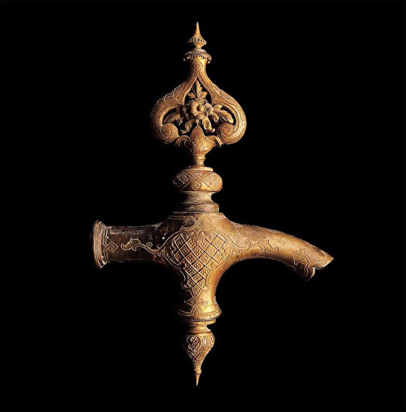 Suya geçit veren boynu bükük bekçi