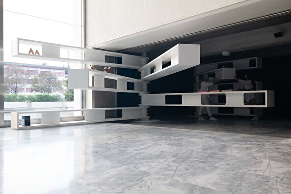 Hareketli raflardan oluşan tasarım: A Little Museum Store