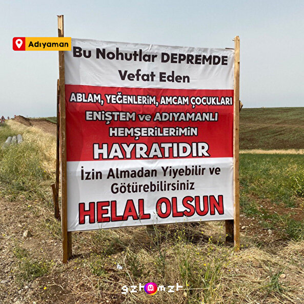 Adıyamanlı bir depremzede tarlasına şöyle bir afiş asmış