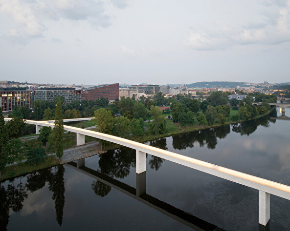 Prag’ın heykelsi minimal yaya köprüsü: Štvanice Footbridge