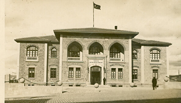 Cumhuriyetin kuşaklara yüklediği misyon: Eğitim ve kimlik çatışmaları anlatılıyor