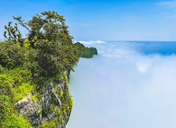 Bulutların arasında asılı kalan Şaat Dağları