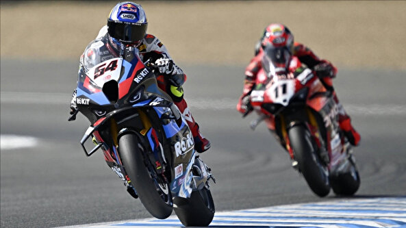 Milli motosikletçi Toprak Razgatlıoğlu'ndan zafer üstüne zafer: İngiltere'de superpole yarışını da kazandı