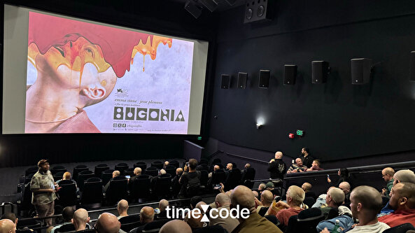 Saçını kazıtanlar, New York’ta gerçekleşen Bugonia gösterimine ücretsiz olarak katıldı