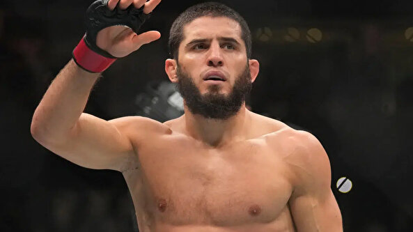 İslam Makhachev, UFC’de çifte kemerle tarihe geçmeyi başardı!