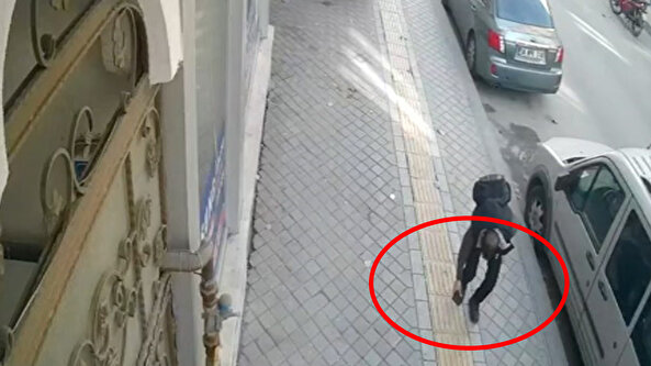 Esenyurt’ta düşen cüzdanı aldı: Görüntüleri sosyal medyada yayılınca iade etti