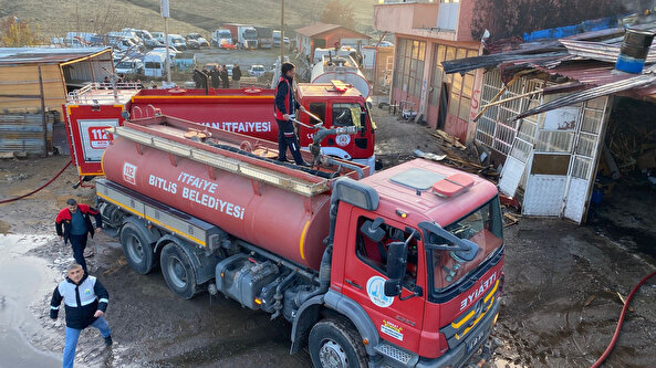 Bitlis'te sanayi sitesi alevlere teslim oldu: Gökyüzünü dumanlar kapladı