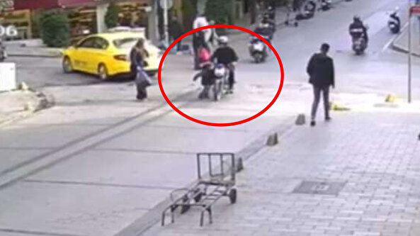 Fatih’te küçük çocuğa çarpıp kaçtı: Kameralara yansıyan dehşet anı!