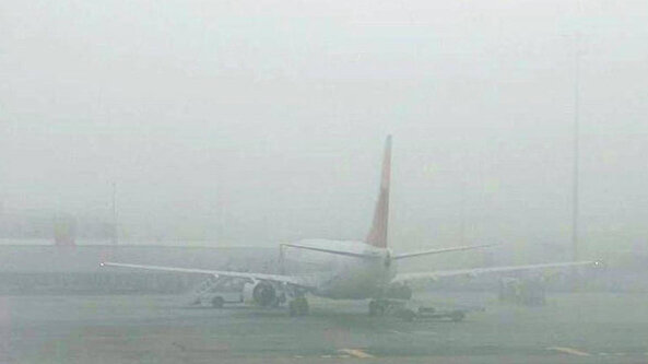 Yoğun sis ve kar ulaşımı aksattı: Uçak seferleri iptal edildi