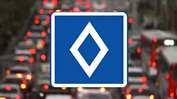 Baklava dilimi trafik tabelası kullanıma giriyor: İşte anlamı