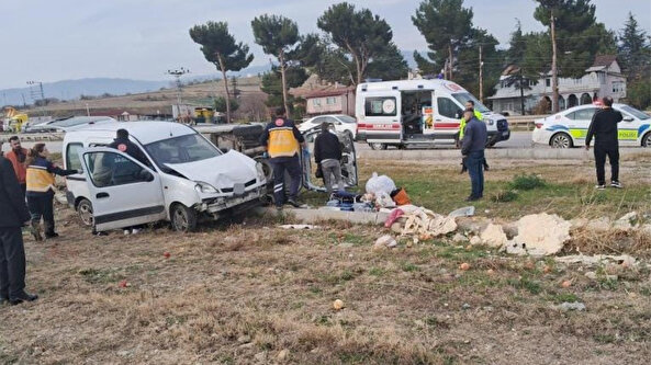Amasya Merzifon’da iki kamyonetin çarpıştığı kazada 4 yaralı