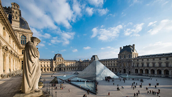 Louvre yine gündemde! 400 nadir kitap kullanılamaz hale geldi