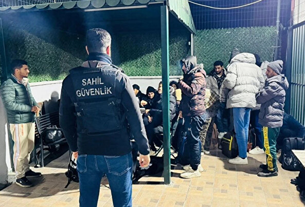 İzmir'de 21 düzensiz göçmen yakalandı