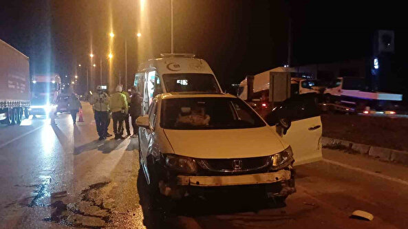 Çorum’da kırmızı ışık faciası! Hızını alamayan otomobil jandarma aracına daldı: İki personel yaralandı