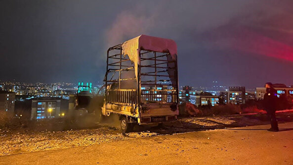 Park halindeki kamyonet cayır cayır yandı: Geriye sadece iskeleti kaldı