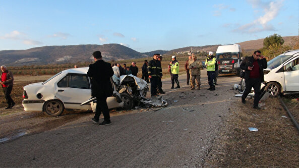 Kilis’te otomobil ile hafif ticari araç kafa kafaya çarpıştı: Üç yaralı