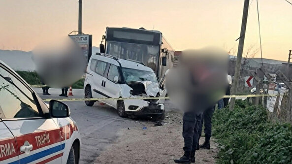 Sabah saatlerinde feci kaza: İzmir'de belediye otobüsüyle hafif ticari araç kafa kafaya girdi, bir ölü iki yaralı