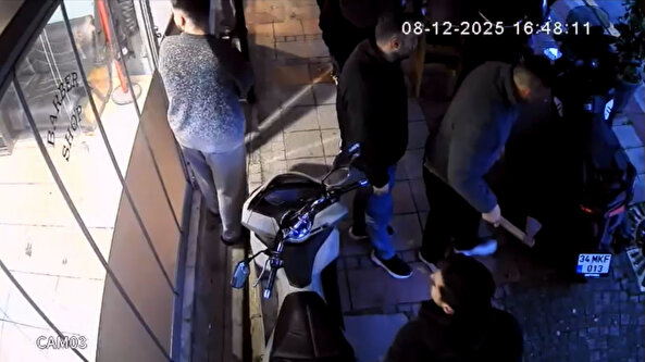 Kağıthane’de dehşet anları! Kuaför dükkanına baltayla saldırdı