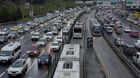 İstanbul'da haftanın ilk iş günü yollar kilitlendi! Yoğunluk yüzde 76'ya ulaştı