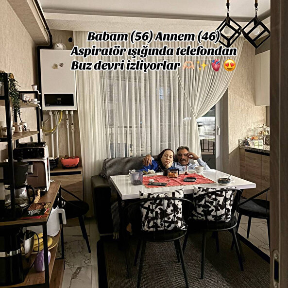 Bir genç, aspiratör ışığında Buz Devri izleyen anne ve babasının bu anlarını sosyal medyada paylaştı