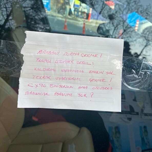 Kaldırma park edilen bir aracın camına bırakılan not
