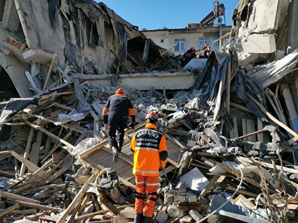 Elazığ'da 6,8 büyüklüğünde depremde 43 kişi kurtarıldı: 3 binada arama kurtarma devam ediyor