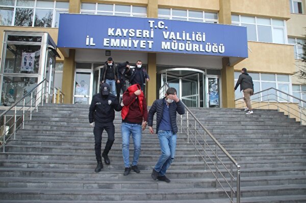 Yakayı ele vermemek için uyuşturucuyu toprağa karıştırdılar ama polisten kaçamadılar