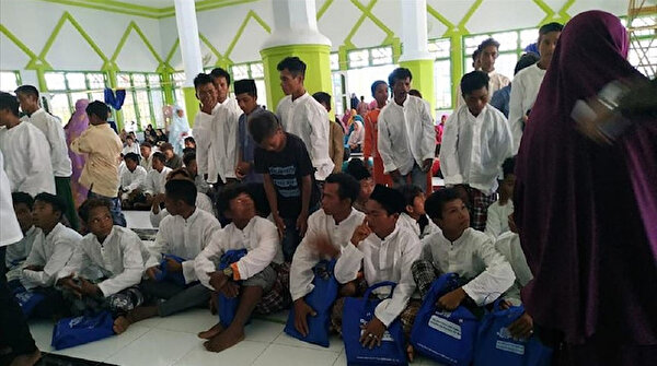 Endonezya'da 300 kabile üyesi topluca Müslüman oldu
