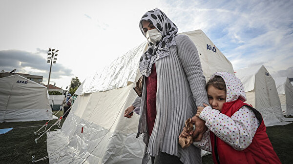 Turkey unites to help Izmir earthquake survivors