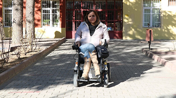 6 yıl boyunca evden çıkmayan genç kadın hayata memur olarak tutundu