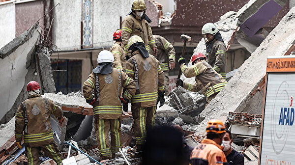 Zeytinburnunda çöken 5 katlı binanın etrafındaki 4 bina boşaltıldı - Yeni Şafak
