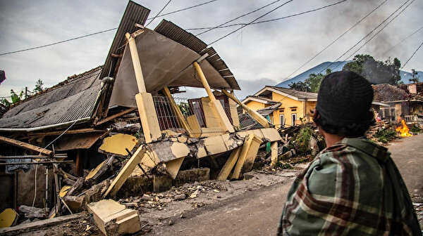 Endonezya'da 6 4 büyüklüğünde deprem