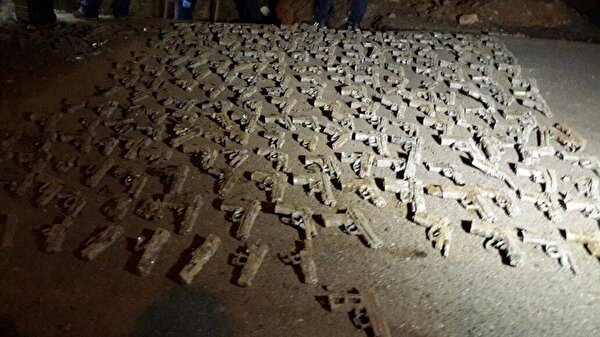 Uskudar Burhaniye De Toprak Altindan 250 Silah Cikti