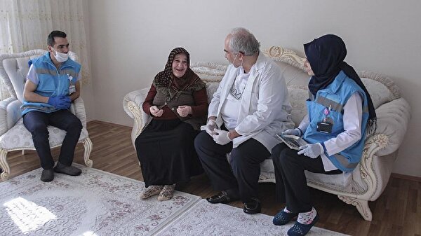 Doktor Hastanin Ayagina Geldi
