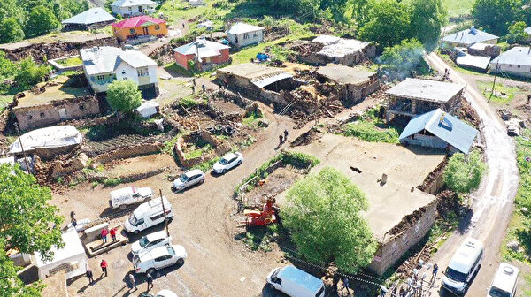 Bingol De Ikinci Deprem Devlet Karliova Icin Seferber Oldu