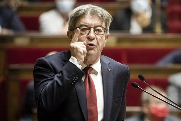 Fransız vekil Macron'a seslendi: Otoriter rejim kuruyorsun