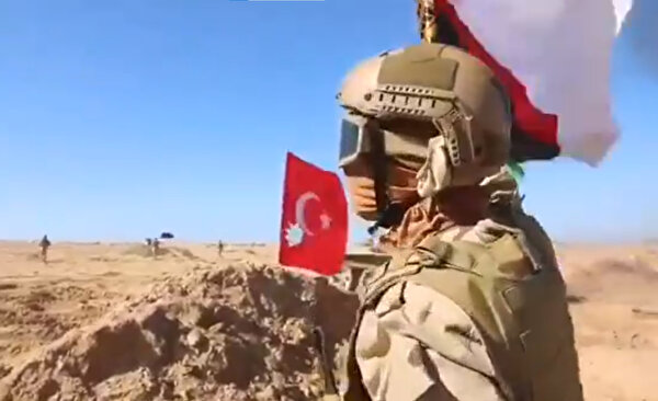 Darbeci Hafter güçlerinin tatbikatında Türk bayrağı yere atılıp çiğnendi
