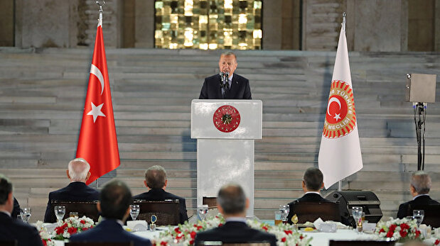 Turkey's President Erdoğan attends fast-breaking dinner
