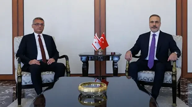 فيدان يلتقي رئيس جمهورية شمال قبرص التركية في أنقرة